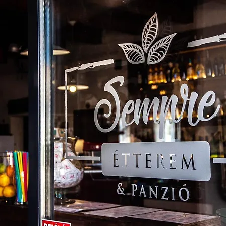 Bed & Breakfast Sempre Etterem Es Panzio *