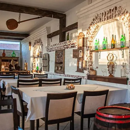 Bed & Breakfast Sempre Etterem Es Panzio