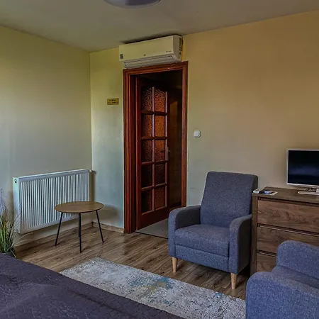 Bed & Breakfast Sempre Etterem Es Panzio 3*