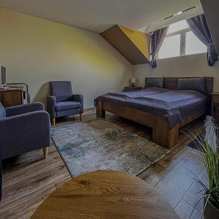 Sempre Etterem Es Panzio Bed & Breakfast Szekesfehervar