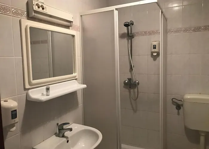 Alojamento de Acomodação e Pequeno-almoço Sempre étterem és Panzió